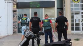 Agentes de la Guardia Civil y de la Policía Local tras cerrar un club cannábico en la provincia.