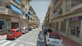 Detenido un hombre por apuñalar a su expareja en una calle de Guardamar del Segura