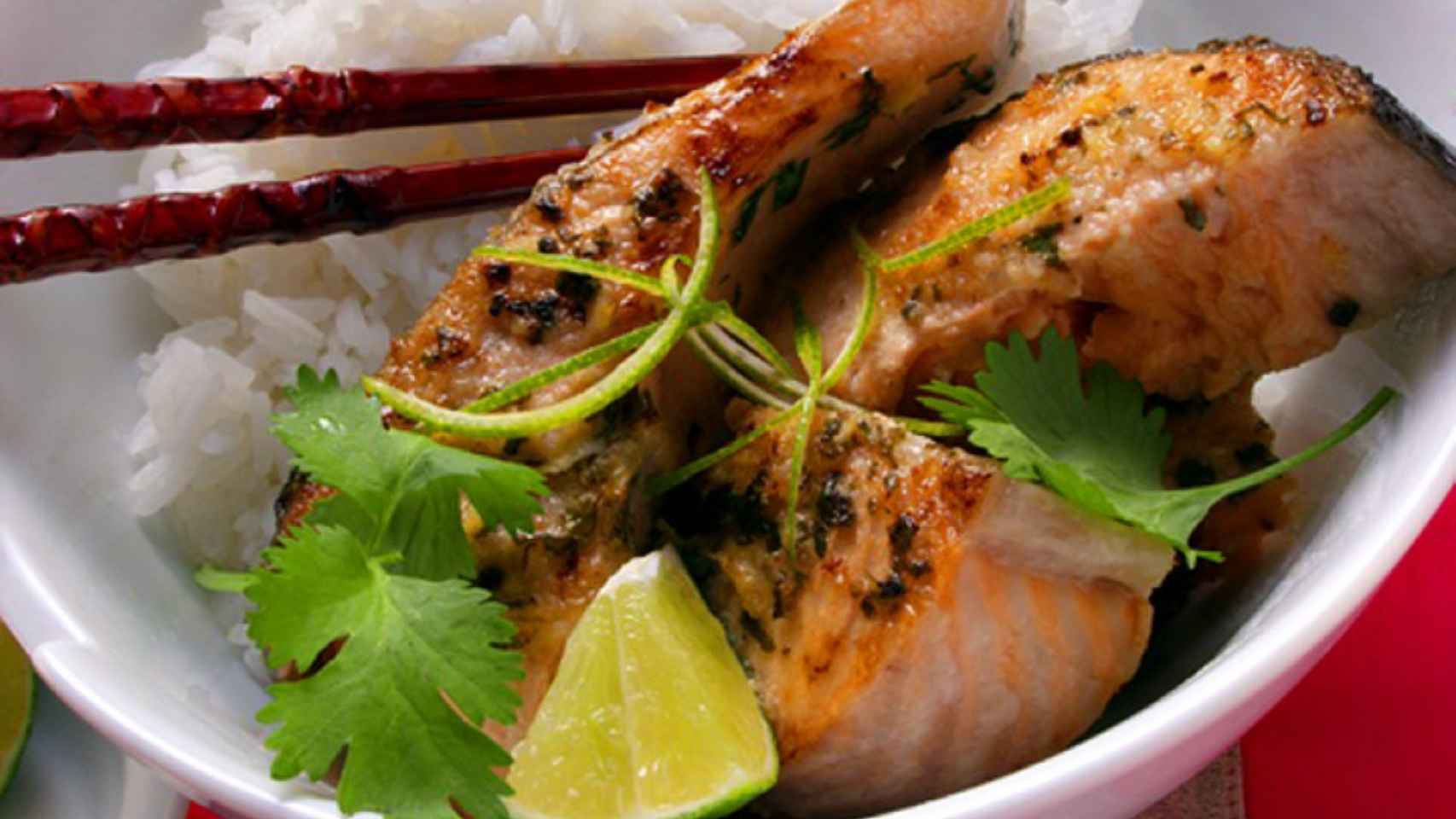 Arroz, salmón y verduras: hay un orden correcto para tomarlos.