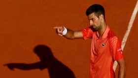 Novak Djokovic celebra un punto en el partido de cuartos de final de Roland Garros.