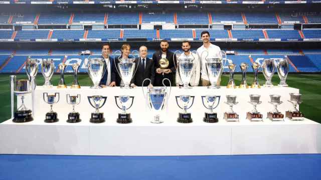 Benzema, en el medio, acompañado por Florentino Pérez, Lucas, Modric, Nacho y Courtois en su despedida
