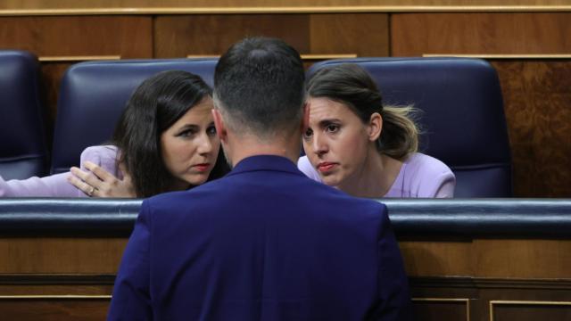El portavoz de ERC, Gabriel Rufián, de espaldas, habla con las ministras Ione Belarra e Irene Montero en el Congreso.