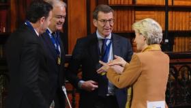El presidente del PP, Alberto Nuñez Feijóo, con la presidenta de la Comisión Europea, Úrsula Von der Leyen, y al presidente del PPE, Manfred Weber, antes del inicio de la reunión del PPE.