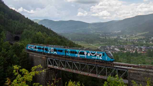 El tren híbrido ya realiza pruebas entre Zaragoza y Canfranc