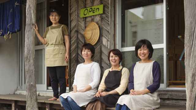 Varias mujeres en el exterior de una tienda en Orimono (Okinawa, Japón).