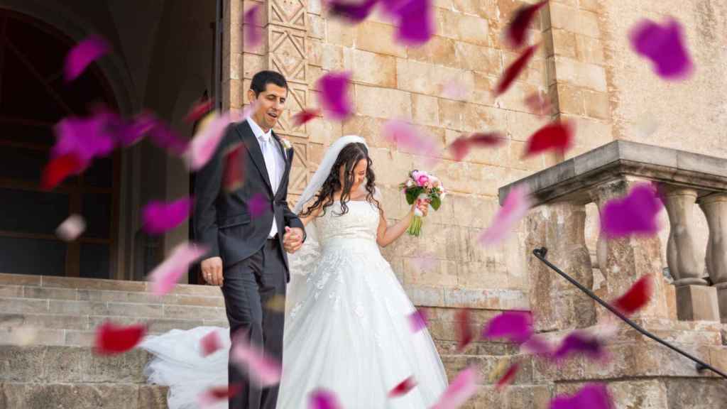 Una pareja de recién casados a la salida de la iglesia.