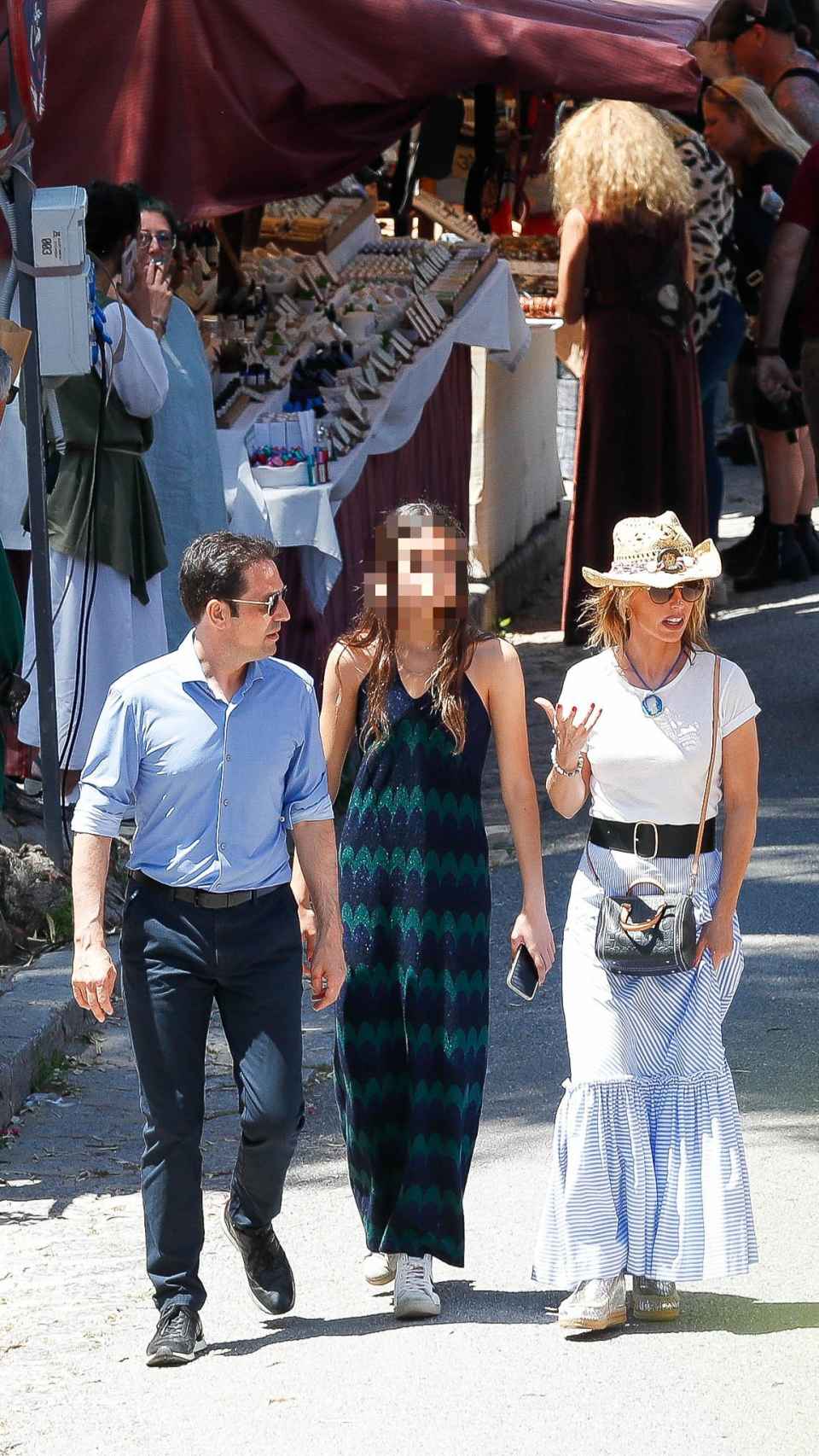 Emma García junto a su marido, Aitor Senar, y su hija, Uxue, en Ibiza en mayo del año pasado.