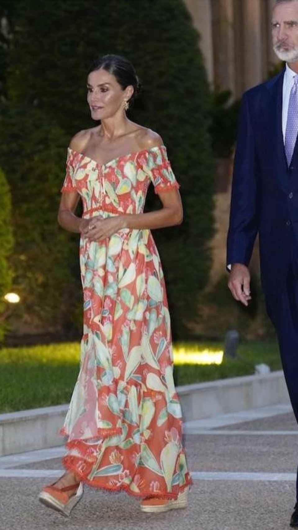 La Reina Letizia, el pasado verano, junto al Rey Felipe VI, luciendo unas alpargatas de Calzados Picón en la audiencia a las autoridades de las Islas Baleares en el Palacio de Marivent.