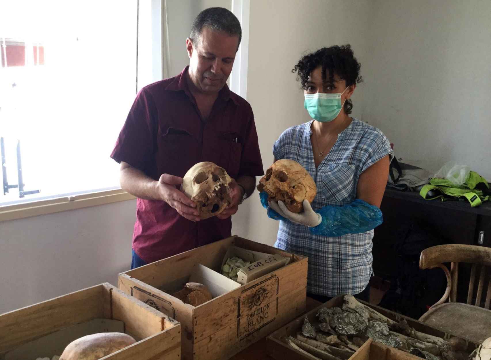 Cristina Valdiosera (Universidad de Burgos) y Youssef Bokbot (Instituto Nacional de Ciencias Arqueológicas y del Patrimonio de Marruecos) con los restos de varios individuos analizados.