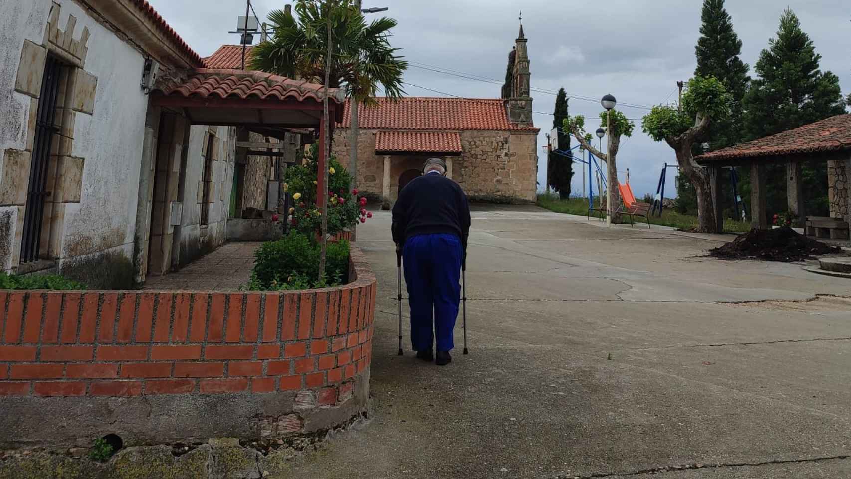 Un señor mayor paseando por Tabera de Abajo (Salamanca)