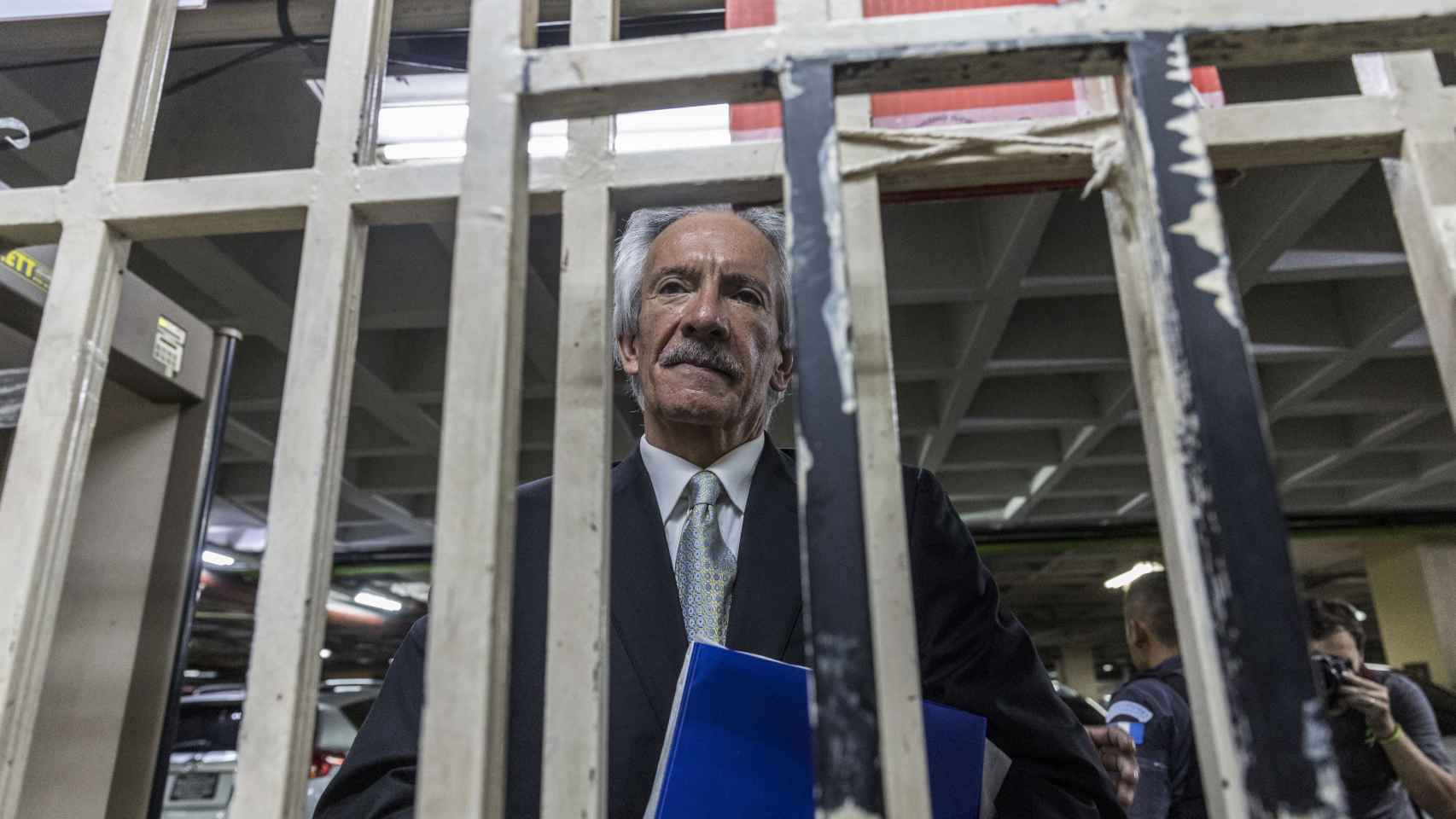 El periodista José Rubén Zamora es escoltado por penitenciarios tras una audiencia, el 31 de mayo.