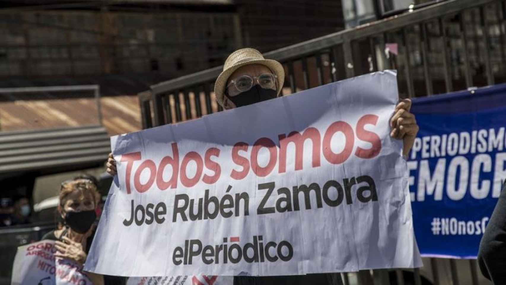 Ciudadanos guatemaltecos se manifiestan contra la captura del periodista José Rubén Zamora.