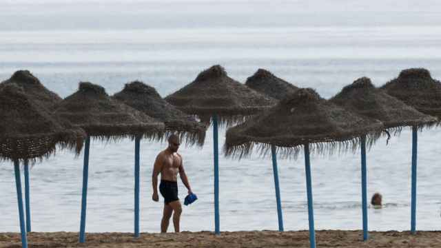 Un bañista, en una playa valenciana esta semana.