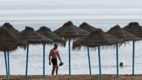 Un bañista, en una playa valenciana esta semana.