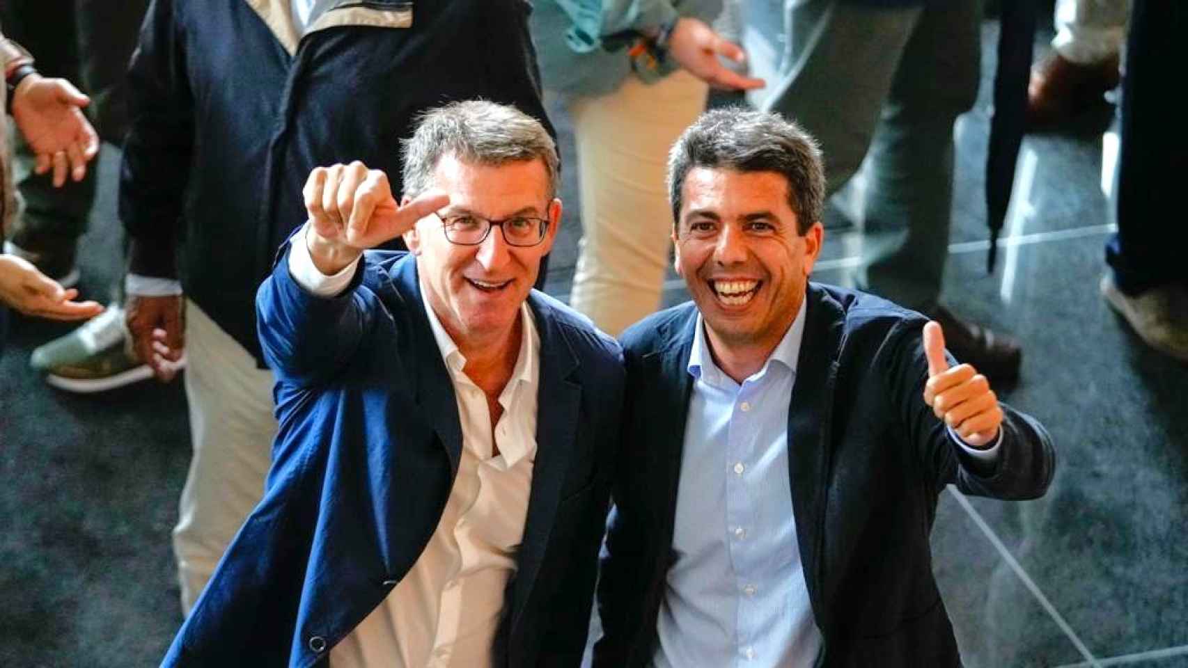 Feijóo y Mazón celebran en la junta directiva del PP en Valencia los resultados electorales.