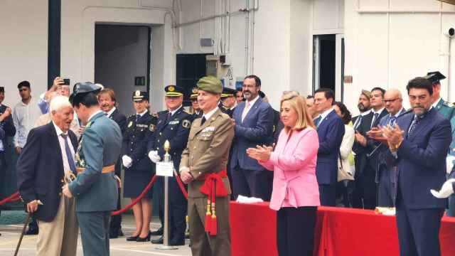 El coronel jefe José Hernández Mosquera condecora al veterano José Mas.