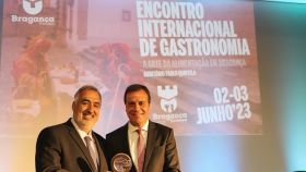 El presidente de la Cámara de Braganza, Hernani Dias, a la derecha, recibe un reconomiento