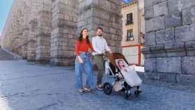 Daniel Lafora y Ana Ayuso junto a su hija Emma en Segovia