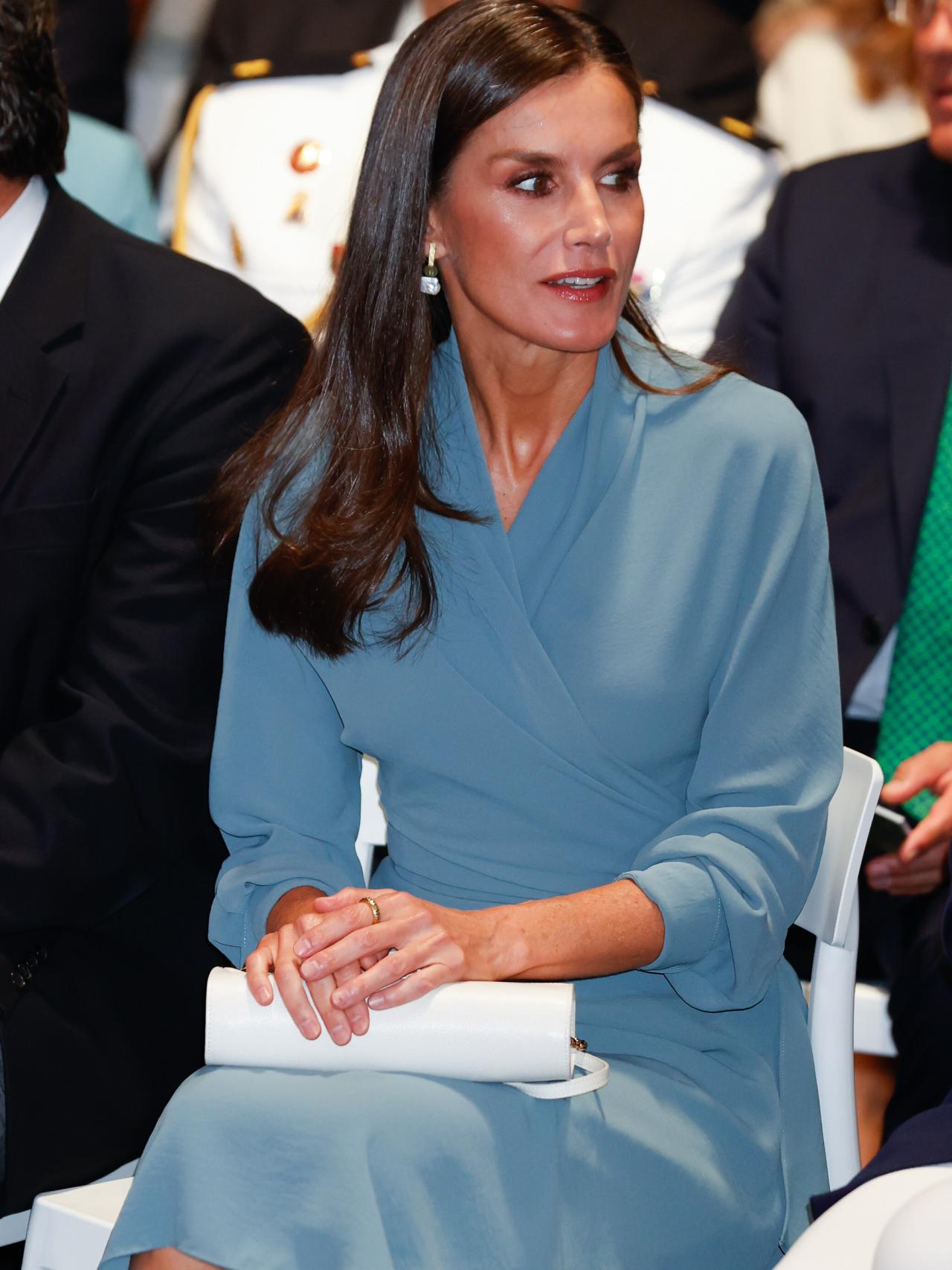 Como complemento, la Reina ha escogido un bolso blanco de Magrit.