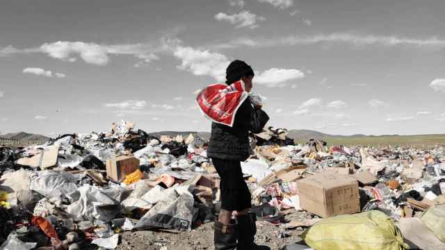 Un niño hurgando en un basurero en Mongolia.