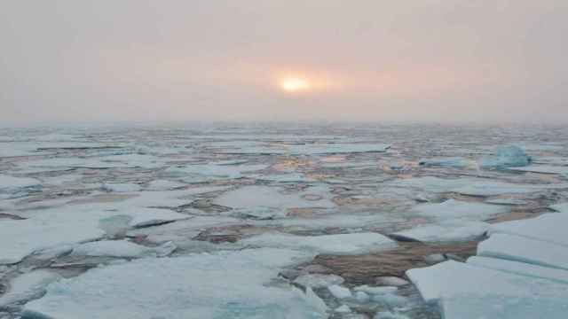 Amanecer en el horizonte de hielo en el Océano Ártico occidental.