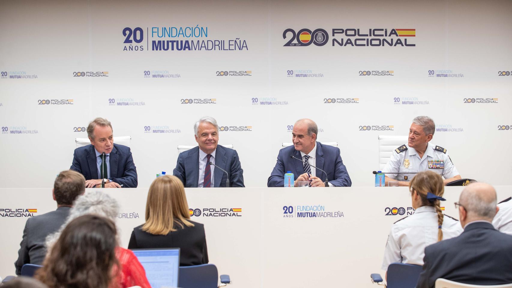 De izda. a dcha. aparecen: Lorenzo Cooklin, director general de la Fundación Mutua Madrileña; Ignacio Garralda, presidente del Grupo Mutua y su fundación; Francisco Pardo, director general de la Policía Nacional; y Juan Carlos Castro, comisario general de Seguridad Ciudadana de la Policía Nacional.