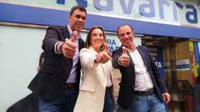 El líder del PP navarro, Javier García, con Cuca Gamarra y el ex de UPN, Carlos García Adanero.