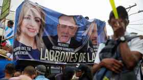 Una manifestación a favor del excandidato Carlos Pineda muestra pancartas contra el Gobierno de Giammattei.