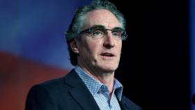 El gobernador Doug Burgum (R-ND) habla a los delegados en la Convención Estatal Republicana.
