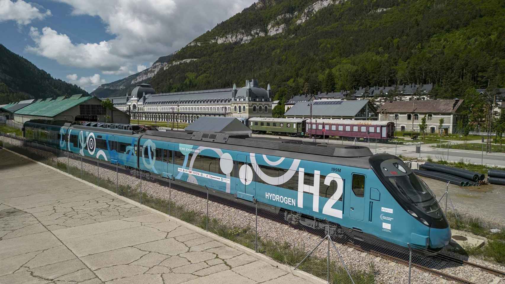 El tren de hidrógeno a su paso por Canfranc