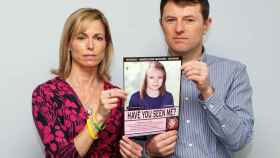Kate y Gerry McCann, los padres de Madeleine, con un cartel de búsqueda de su hija