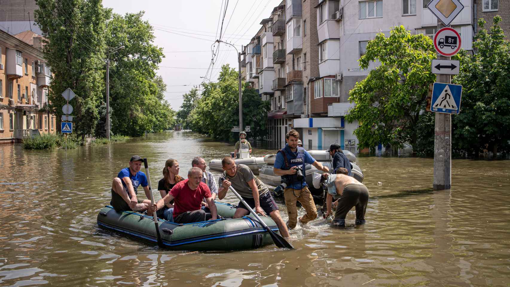 Ciudadanos ucranianos navegan por las calles de Jersón.