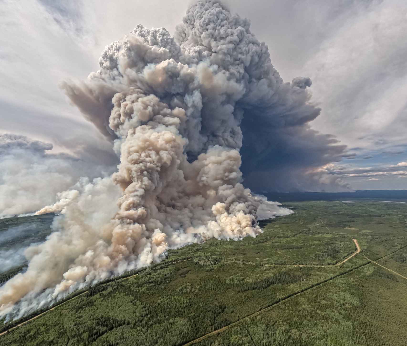 Un incendio desatado en la Columbia Británica, en Canadá, a 3 de junio de 2023.