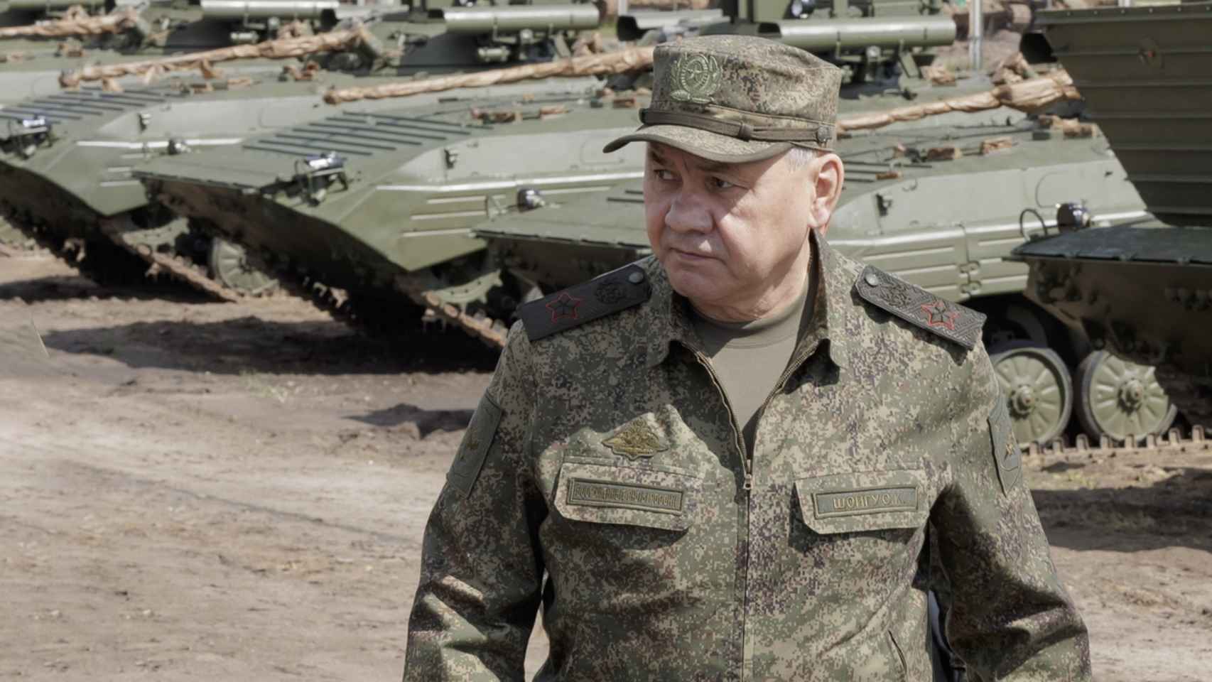 El ministro de Defensa ruso Sergei Shoigu visita un arsenal del Ejército.