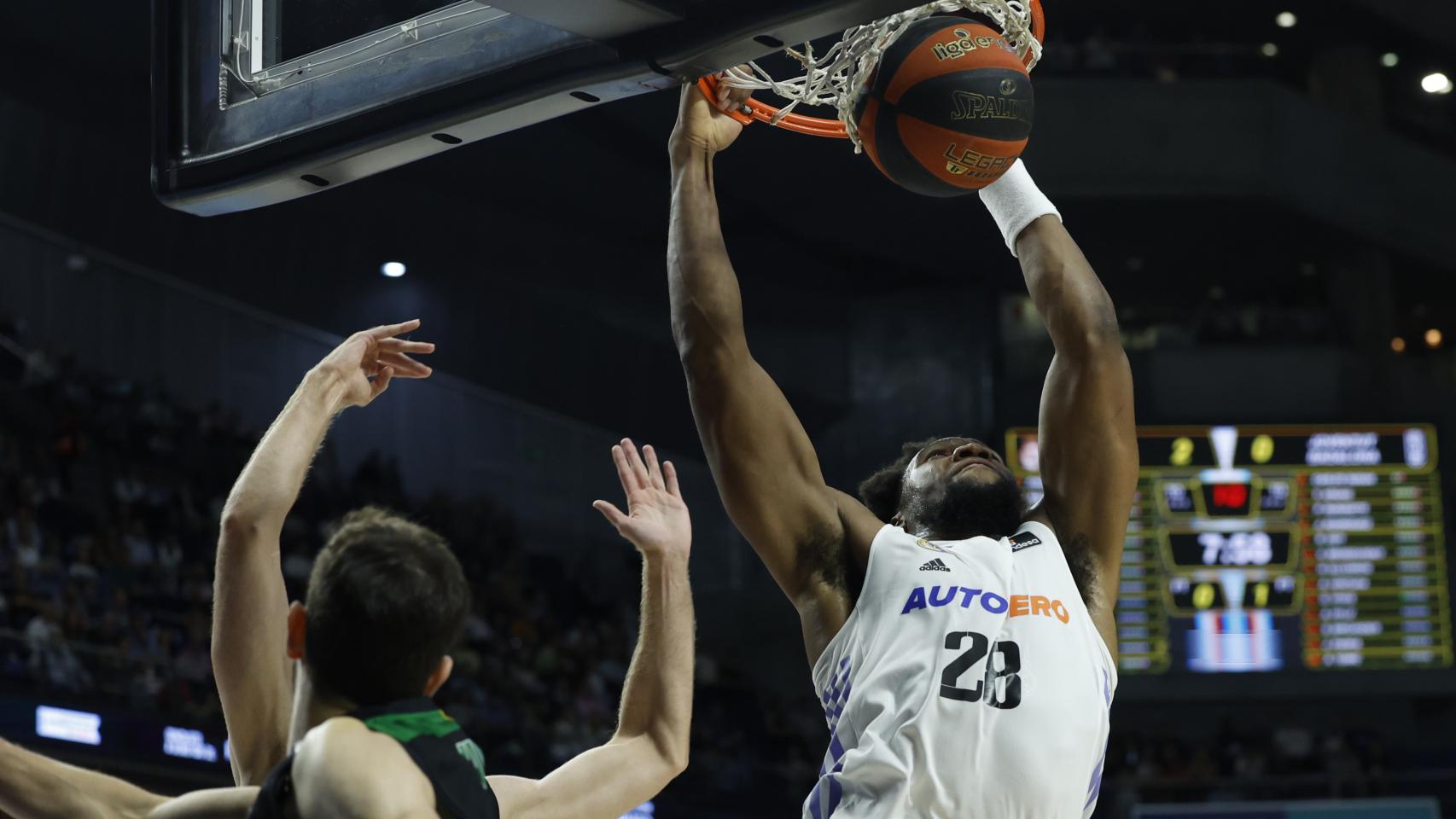 Yabusele machaca el aro.