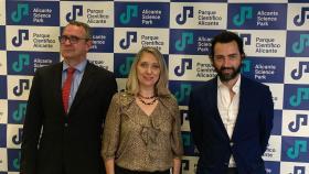 La vicerrectora, María Jesús Pastor, el gerente del PCA, Esteban Pelayo, y José María Carabias, CEO Palmeera Farms.