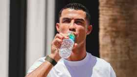 Cristiano Ronaldo bebiendo el agua Urus