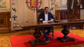 El alcalde de Valladolid, Óscar Puente, en una rueda de prensa para explicar su futuro