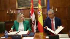 La secretaria de Estado de Defensa, María Amparo Valcarce, firmando el acuerdo con el rector de la USAL, Ricardo Rivero