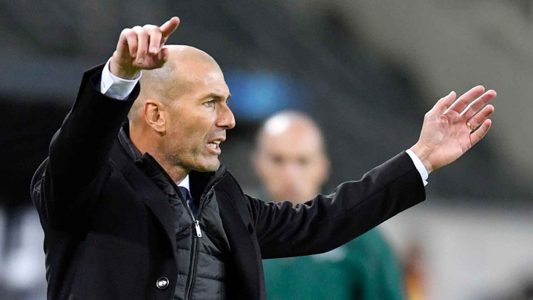 Zidane dando una instrucción desde el banquillo.