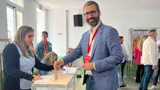 Francisco Lucas, número 1 del PSOE de Murcia al Congreso de los Diputados, el 28 de mayo, votando en las elecciones municipales y autonómicas.