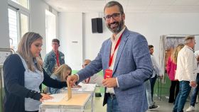 Francisco Lucas, número 1 del PSOE de Murcia al Congreso de los Diputados, el 28 de mayo, votando en las elecciones municipales y autonómicas.