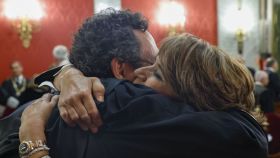 El fiscal general abraza a Dolores Delgado con motivo de la toma de posesión de ésta como fiscal de Sala de la Sala Quinta del Supremo./