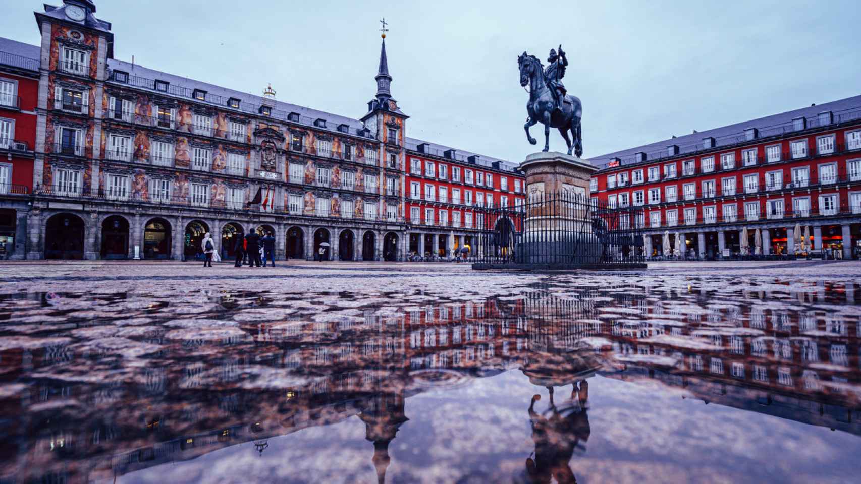Imagen de la Plaza Mayor de Madrid tras haber llovido