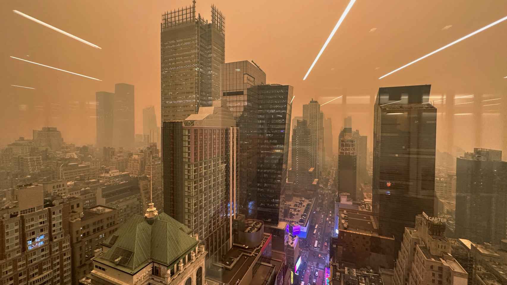 El humo cubren el horizonte de Manhattan por los incendios forestales de Canadá en Nueva York