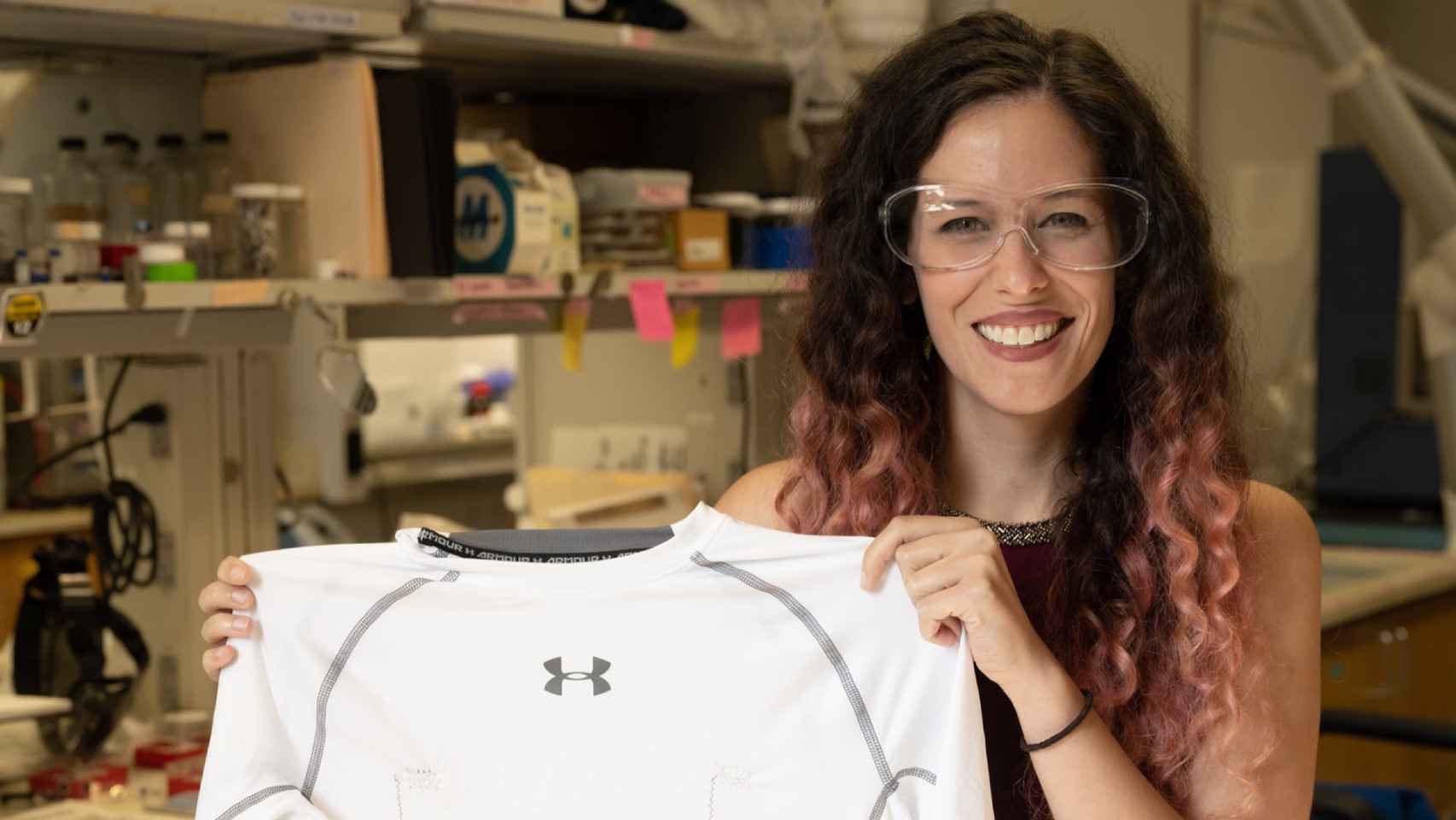 La investigadora Lauren Taylor con la camiseta con hilos de nanotubos de carbono