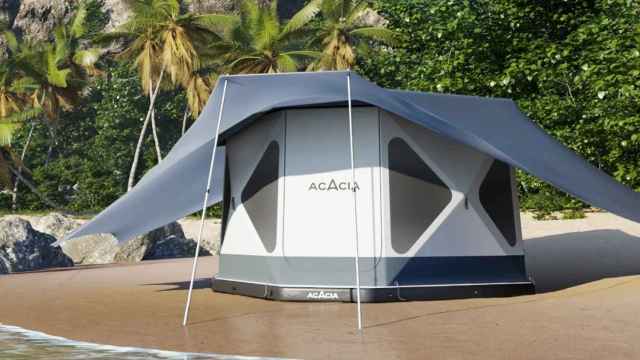 La tienda de campaña Space Acacia en una playa