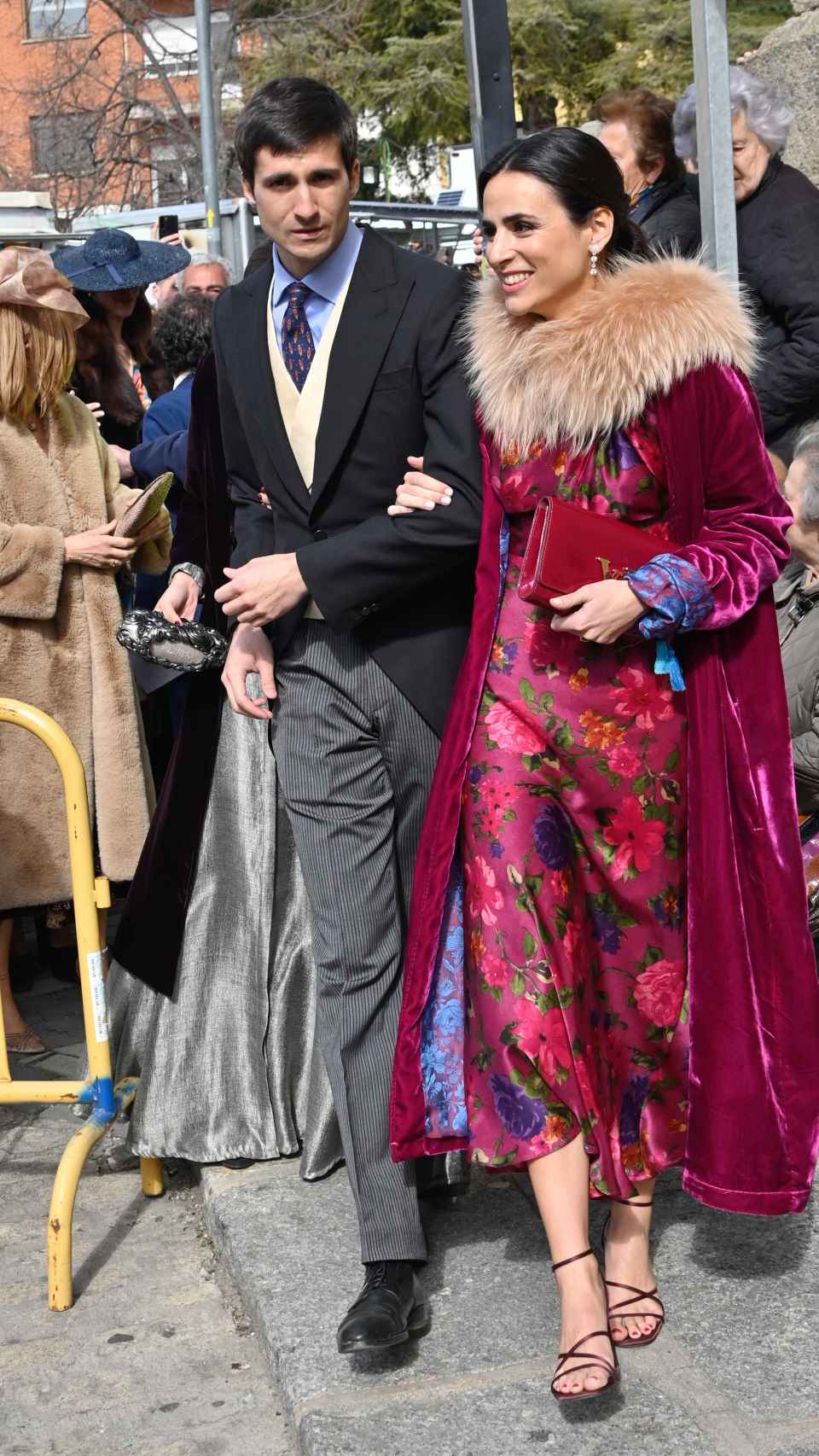 Blanca Sainz, con un elegante traje burdeos en la boda de su hermana, Ana. A su lado, su novio, Guillermo.