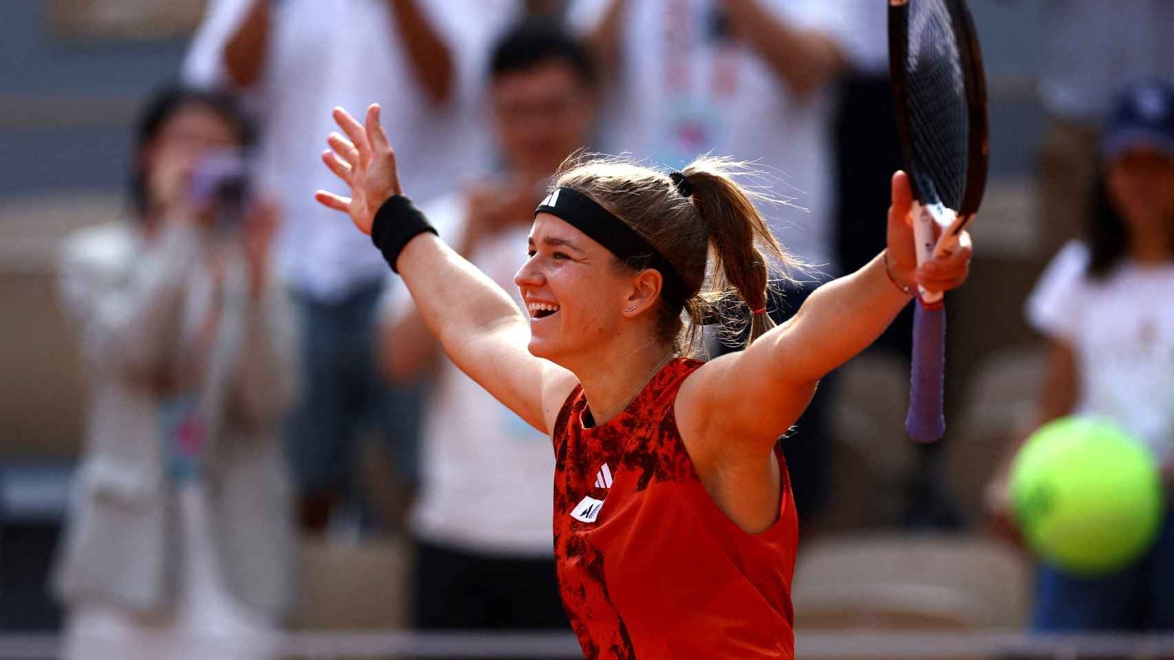Karolina Muchova celebra su victoria en semifinales de Roland Garros.