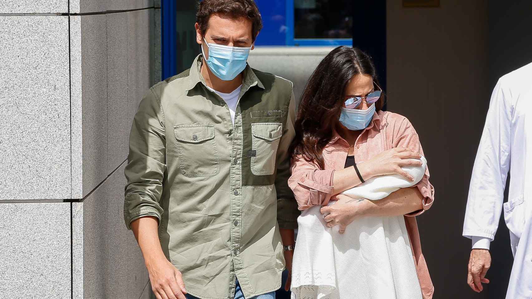 Malú y Albert Rivera saliendo del centro médico tras dar la bienvenida a su hija, Lucía, en junio de 2020.